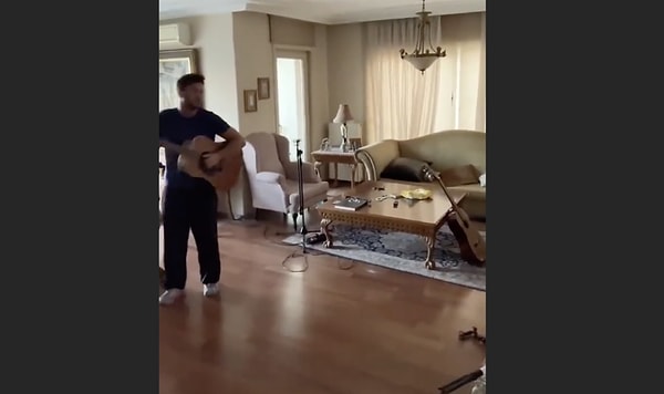 Bir genç depreme, gitarıyla şarkı söylediği anları kaydederken yakalandı.