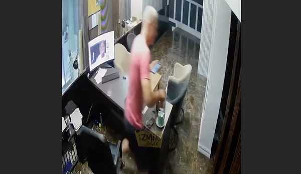 Yine bir vatandaşımız, depremden kaçarken çayını yanına aldı.