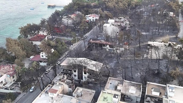 Yangında büyük zarar gören Güzelyalı bölgesinde bulunan villalardaki zarar sabah saatlerinde dron ile görüntülendi.