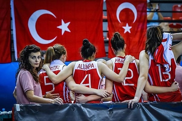 Milli Takım'ın eski doktoru kolunda serumla ölü bulundu.