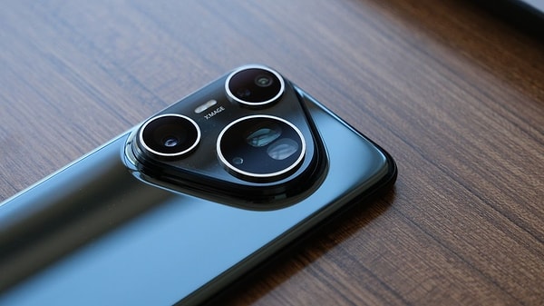HUAWEI Pura 80 Ultra, premium hissettiren şık bir görünümle geliyor.