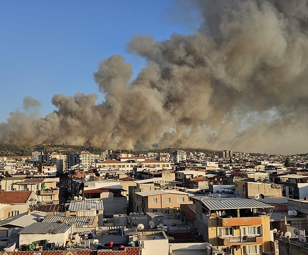 Geçtiğimiz Temmuz ayında çıkan yangınlarla zor anlar yaşayan İzmir’in Buca ilçesinde yine yangın çıktı.