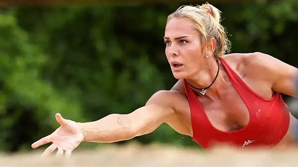 Esra Sönmezer'in YouTube programına Survivor'la ünlenen Nagihan Karadere konuk oldu.