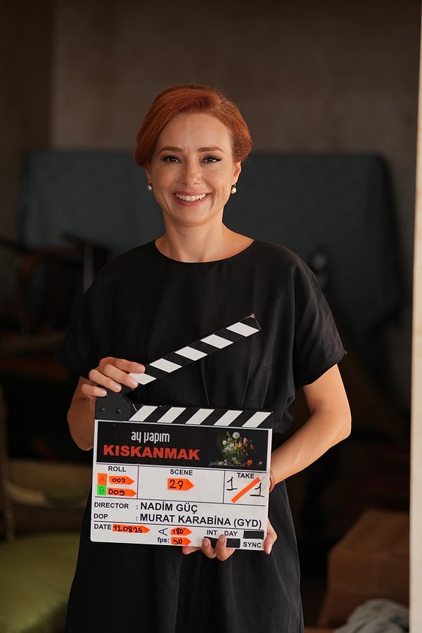 Yayınlanan ilk set karelerinde, Namal’ın yeni imajı ve kızıl saçları sosyal medyada gündem oldu.