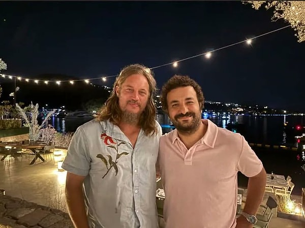 Bodrum’da Travis ile karşılaşan komedyen Hasan Can Kaya da bu fırsatı kaçırmayarak ünlü oyuncuyla poz verdi ve kareyi sosyal medya hesabında paylaştı.