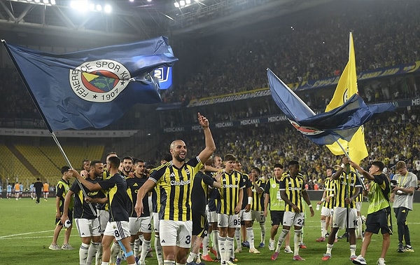 Feyenoord'u eleyerek büyük moral kazanan Fenerbahçe ikinci sırada yer aldı.