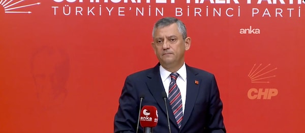 Özgür Özel’in dün akşamdan beri sosyal medyada konuşulan basın toplantısı bugün düzenlendi.