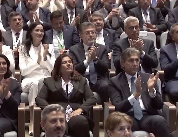 Cumhurbaşkanı Erdoğan'ın konuşması sırasında Özlem Çerçioğlu, böyle görüntülendi👇🏻 Erdoğan, isim vermeden Özlem Çerçioğlu’nu savundu.