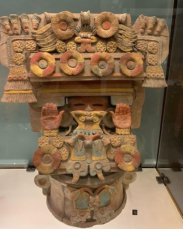 7. Antik Teotihuacan etkisini yansıtan seramik eser
