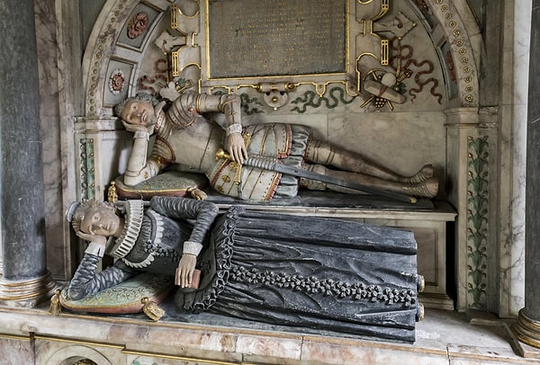 14. Sir George St Paul ve Frances Wray’in Mezar Anıtı