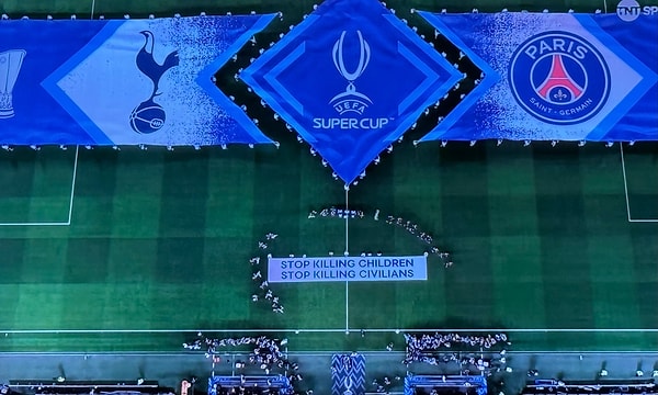 UEFA'nın açtığı pankart birçok taraftar tarafından iki yüzlü bulundu.
