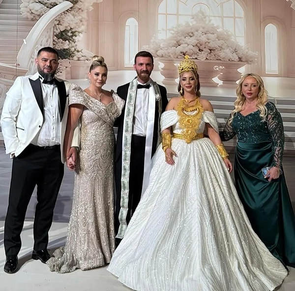 Sosyal medyadaki varlığı, şarkıcılığı ve oyunculuğu ile dikkat çeken Aleyna Dalveren, son olarak ihtişamlı düğünü ile adından bahsettirmişti.