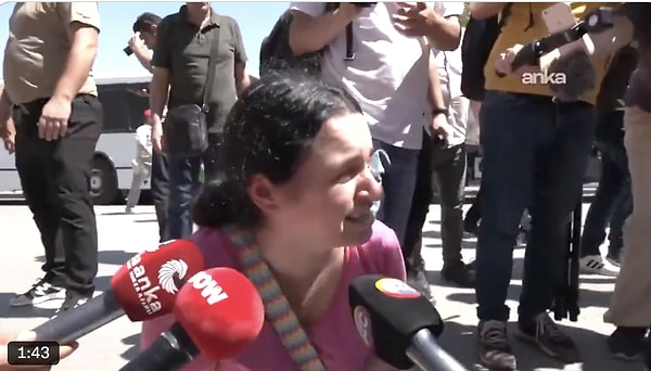 Geçtiğimiz gün MEB önünde eylem yapan bir öğretmen de gözyaşlarına boğulmuş, "Yakalım mı kendimizi?" sözleriyle dikkat çekmişti.