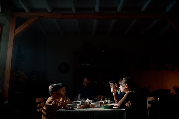İngilizcesi "As We Breathe" olan yapım, konusuyla ve oyuncularıyla da dikkat çekmeyi başarıyor.