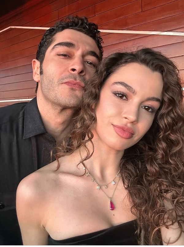 Burak Deniz ile Su Burcu Yazgı Coşkun'un son olarak birlikte rol aldıkları “Bir Gece Masalı” dizisi hem oyunculukları hem de ikilinin uyumlarıyla çok beğenilmişti.