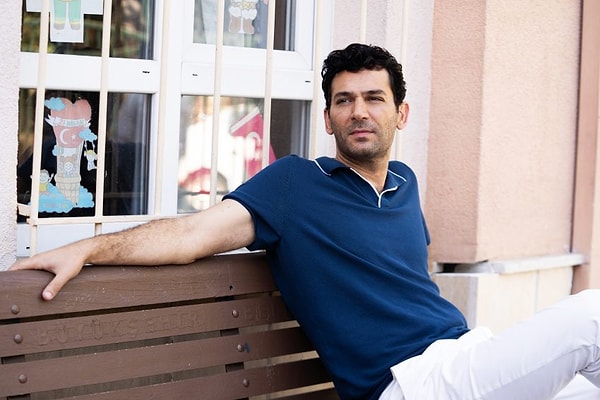 Son olarak geçtiğimiz sezon yayınlanan yaz dizisi Gizli Bahçe'de izlediğimiz Murat Yıldırım, "Güller ve Günahlar" dizisiyle geri dönüyor.