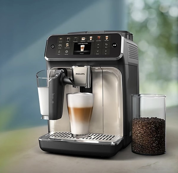 Philips 5500 Serisi LatteGo Tam Otomatik Espresso Makinesi, kullanımı kolay arayüzü, şık tasarımı ve kolay temizlenebilir parçalarıyla, bu haftanın çok satanlarında yer alması hiç şaşırtıcı değil.