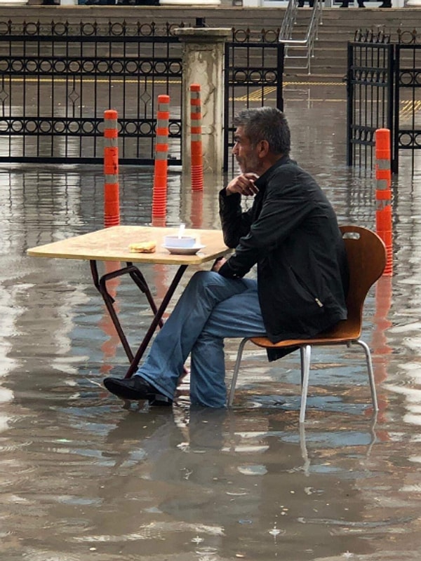 "Bekle dedi gitti. Ben beklemedim, o da gelmedi..."