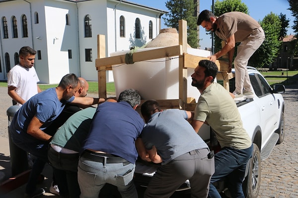Eşi ölen vatandaş yaşlı olduğunu ve evindeki tarihi eseri koruyamacağını söyleyerek ihbarda bulundu.