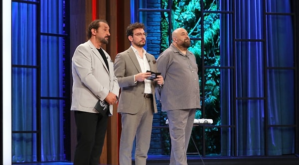 MasterChef Türkiye’de yarışmacılar, kırmızı ve mavi takım mücadelesinin ardından bireysel performanslarıyla 7. eleme adayı olmamak için kıyasıya yarıştı.