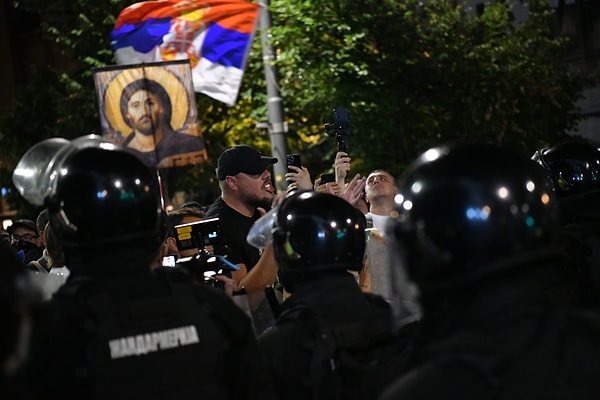 Stimac sokakta halkla birlikte protesto eylemlerine katıldı ve polisler karşısında öğrencileri korudu.