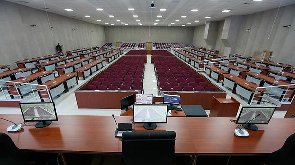 Aracın altında bulunan montu kimse sahiplenmek istemedi.