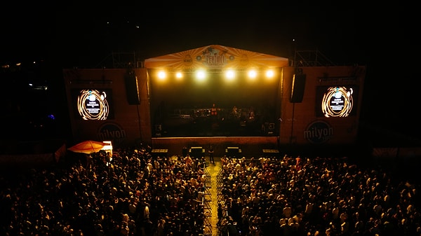 Zeytinli Rock Festivali’nde 2 ayrı sahnede Duman, Athena, Manga, Emre Aydın, Hande Yener, Selda Bağcan, Gazapizm, Gökhan Türkmen, Feridun Düzağaç, Umut Kuzey, Dedublüman’ın da aralarında olduğu 40 sanatçı konser verecek.