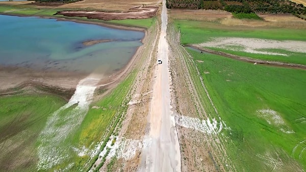 Sular altında kalan yol, kuraklık nedeniyle yeniden ortaya çıktı.