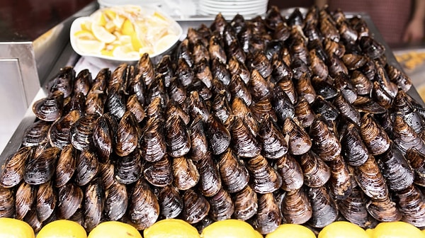 9. Midye Dolma – Istanbul's Lemon-Flavoured Delicacy