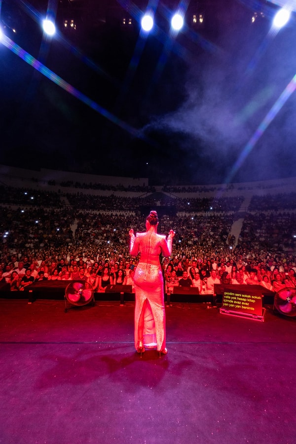 Çeşme’nin sıcak yaz akşamına eşlik eden bu konser, izleyenlerin hafızasına altın harflerle yazıldı!