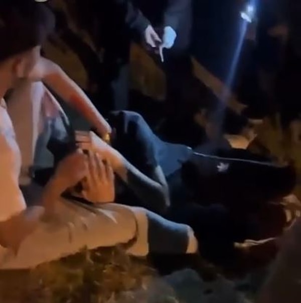 Canlı yayında bir kişinin kulağını keserek işkence yapmışlar.