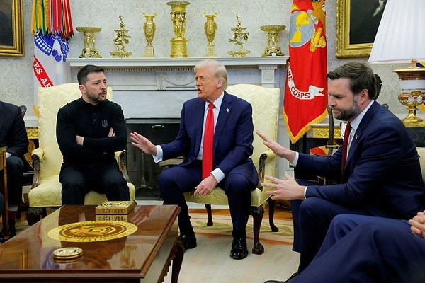 Zelenskiy görüşmeye bu sefer askeri üniformaya benzer kıyafet yerine takım elbise ile katıldı.