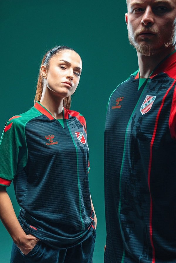 İzmir’in köklü spor kulüplerinden Karşıyaka, futbolda bu sezon giyeceği formayı ulu önder Atatürk ve annesi Zübeyde Hanım’a adadı.
