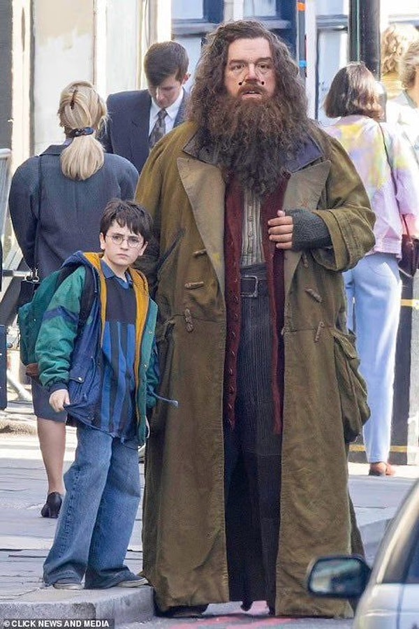 Setten gelen ilk fotoğraflar, Harry Potter ve Hagrid'in Harry Potter ve Felsefe Taşı'nda izlediğimiz sahnelerinden geldi.