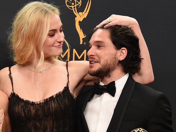 Sophie Turner ve Kit Harington’u milyonları ekran başına kilitleyen Game of Thrones sayesinde tanıdık.
