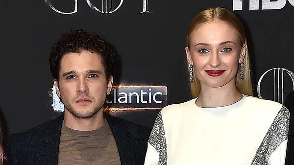 Sophie Turner, The Dreadful filminde Kit Harington ile sevgiliyi canlandırmanın kendisi için hiç de kolay olmadığını açıkça dile getirdi.