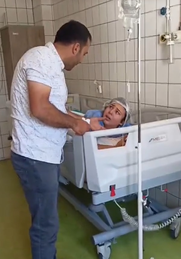 Hanımefendi narkozlu da olsa “pembe” diyerek detay vermeyi de unutmamış.