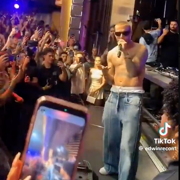 Justin Bieber’a olan benzerliğiyle dikkat çeken Dylan Desclos, Las Vegas’ın en popüler mekanlarından birinde sahneye çıktı.