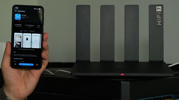 Her iki model de WiFi 7 teknolojisini destekliyor. Önceki nesil WiFi 6’ya göre daha yüksek hız, daha düşük gecikme ve daha stabil bağlantı sağlıyor.