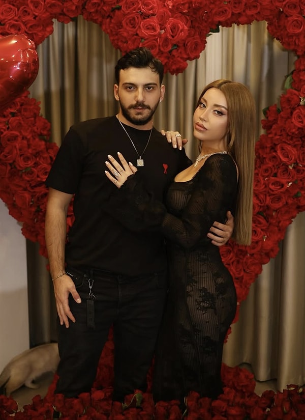 Aylarca Batu'sunu görmedik, zaten bu bebeği emoji'yle saklar gibi sevgili saklamaya olayı da daha çok ilgi çekmesine sebep olmuştu.