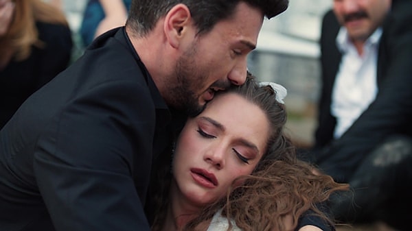 NOW'ın sevilen dizisi Hudutsuz Sevda'da bir dizi ayrılık yaşanmıştı.