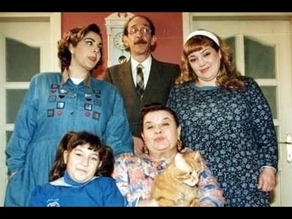 1997 yılında izlediğimiz Baskül Ailesi döneme damga vuran dizilerden biriydi.