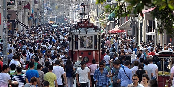 Türkiye’de 15-34 yaş arasındaki kişiler genç nüfus olarak sayılıyor. Türkiye’nin genç nüfusu bu yılın ikinci çeyreğinde 24 milyon olarak açıklandı.