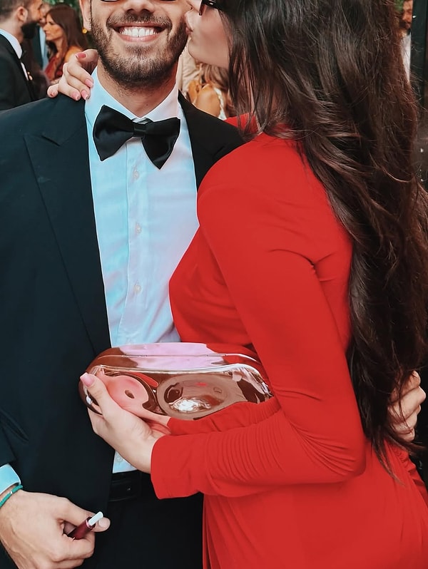 Üstelik fotoğraflar arasında oldukça romantik ve seksi bir kare de vardı! 🔥