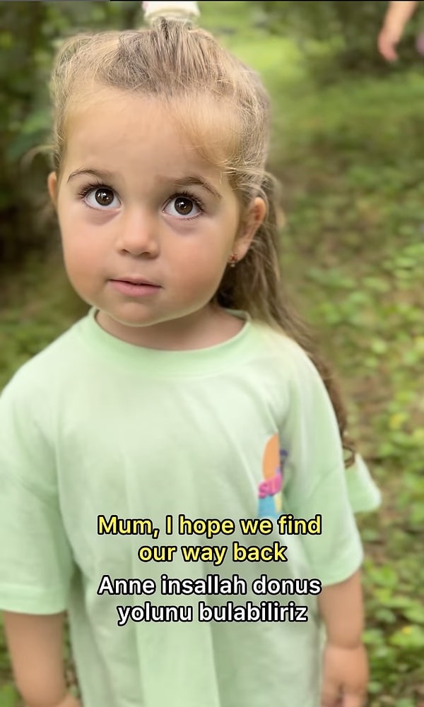 Geçtiğimiz yıl hayatımıza giren ve videolarını izleyerek hayatımıza neşe kattığımız Sofia, ablası Ayla'yla birlikte fındık bahçesine girdi.