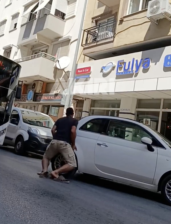 Önce terliklerini çıkarttı, sonra arabayı elleriyle ve üstelik tek hamlede taşıdı!