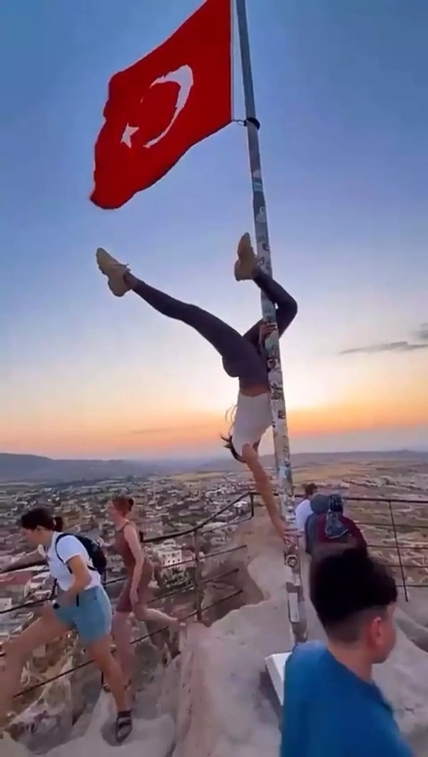 Türk Bayrağı direğinde dans eden turiste soruşturma başlatıldı.