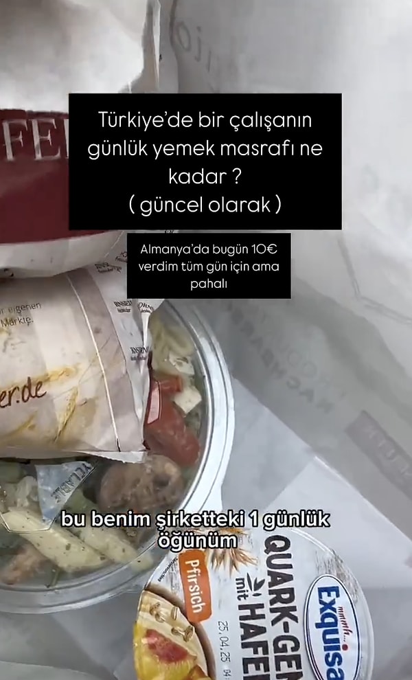 Menüde tavuklu bir salata, meyveli bir yoğurt ve ekmek var.