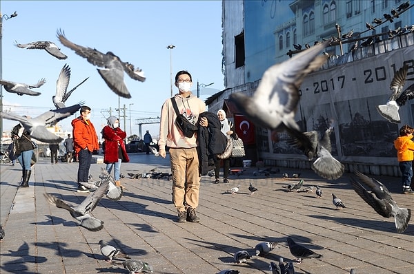 Japon YouTuber Yoshi Enomoto, 2015 yılında değişim öğrencisi olarak geldiği Türkiye’ye yüksek lisans için yeniden gelerek yerleşmişti.