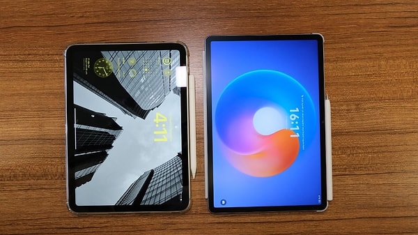 600 nit parlaklık ve 120 Hz yenileme ile de fark yaratıyor.